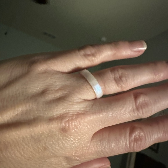 Enso Rings Thin Birthstone Silicone Ring moonstone size 8 - Picture 3 of 3